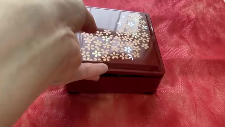 おはようございます☺️今年もよろしくお願いいたします。皆様にとって良い一年でありますように🎍⛩🍀
今日はペットシッターと、墓参りへ1人で行ってこようと思います。
 今日も四時ごろにゃんごろにゃんと私の頭の場所で争いが起きて目覚めました☺️
 猫用おせちを解凍して出したのですが、一切手をつけず。！！
5000円したのに今年もやられたか！と毎年学ばない女です😭😭
 唐草柄の服を着せて、写真を撮りました☺️チュールは少し多めに😊
 早朝シッターへ行ってから、真剣な面持ちで墓参りへ行ってきます。親戚たちと誰とも会いませんように笑😭
皆様はいかがお過ごしでしょうか？？
だいぶお墓参りや、帰省でどこも混み合っていると思うので、風邪にお気をつけください😌🍀
お仕事の皆様、本当にお疲れ様です。
本当にかっこいいです。頑張っていきましょう😭😭
 そして、心がだいぶ楽になってきたので、お店に連絡して3日出勤させてもらえることになりました☺️
ぜひ頑張るので、
ご都合合いましたら会えたら嬉しいです☺️✨
 ひより🌼✨