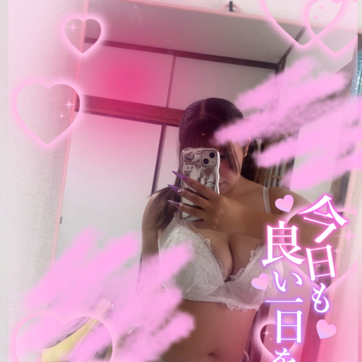 午後のこの時間、油断すると眠くなるよね…💭
そんな時は、るると添い寝しよ？
起きたらえっちな流れになっちゃうかもだけど…💦
それも含めて、楽しみに来てほしいな🍎