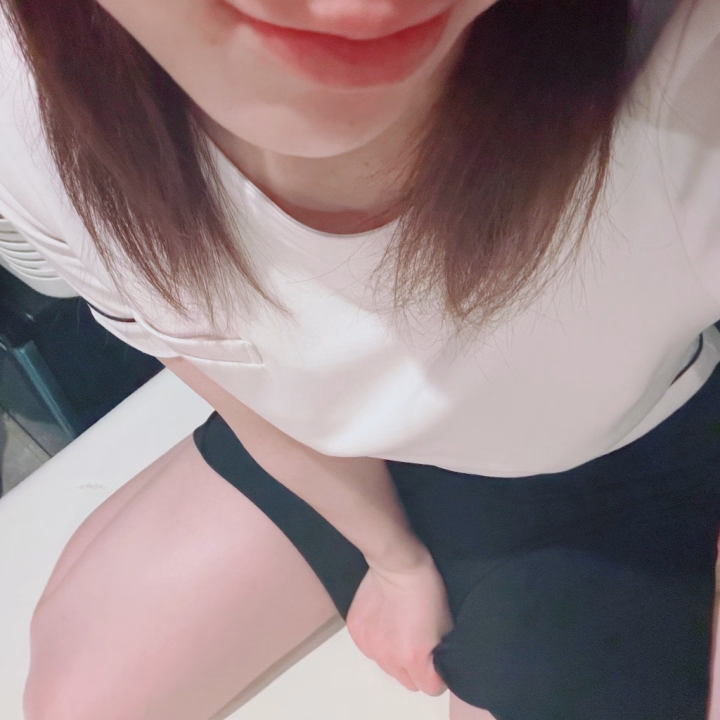 おはつき🌙
今日も出勤してます🛀

つきのは夜型で、なかなか朝起きられない🥹夜、寝る前に無駄に時間を費やしてしまい、気付くともうこんな時間❣️からの、寝て起きると昼、なんてことは休みの日にはありがちです(笑)
今日こそは！お仕事が終わってからを効率的に過ごして、1分でも長く寝るぞ✨️と、毎日思ってます🔥
でも、夜だって絶対に湯船には浸かりたいし、お仕事終わりの日は特に夜はお腹が空くのでご飯は食べたいし、SNSだって見ちゃうし…としてると気付くと夜も更けてしまうんですよね🌃
朝起きられる、朝型人間になりたいです💖

本日はこの後24時まで、水戸ハピネスでお待ちしてます💖
だんだん暖かくなってきたこの時期、お出かけして汗をかいたら一緒にお風呂に入って汗を流しましょうね❣️お待ちしてます💖