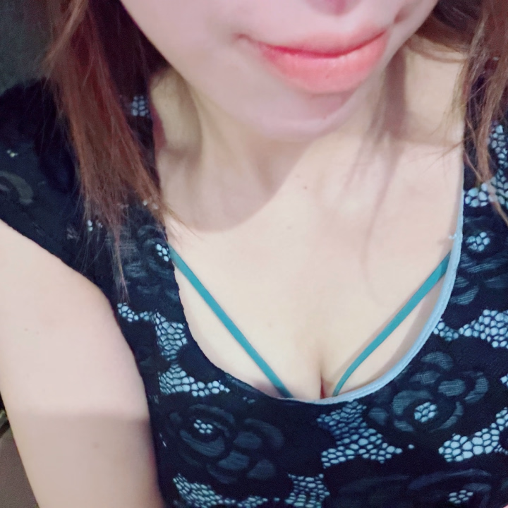 こんつき🌙

今日もお仕事の方はお疲れ様でした❣️
ゴールデンウィークに突入してる方も多いのかな❓お兄様方、お疲れ様です💖

夜になると、なんだか寂しい気持ちになるよね🥹人肌恋しくなったり、色々考えてしまったり。
まだまだ不馴れで迷惑をかけることもあるつきのだけど、会いに来てくれたお兄さんのことは、精一杯楽しんで欲しい💖だから、もし寂しくなったり、誰かと触れ合ったりしたい気持ちになったら是非つきのに会いに来てください❣️

明日からは週末❣️
素敵な週末をお過ごしくださいね💖