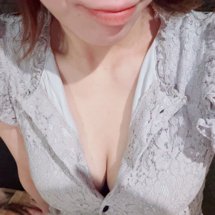 おはつき🌙

今日も出勤してますよ❣️

最近の密かな趣味なのですが、AIに官能小説を書かせると結構楽しいです。中々自分の性癖にピッタリな官能小説って、見つからなくて。他人にリクエストして書いてもらうのも恥ずかしいし、かと言って自分で書いても自分の脳内にあるものしか書けなくてワクワクしないし。
その点、AIなら好きなシチュエーションや設定を指定すれば、いくらでも作品を作ってくれるので、いくらでも読み放題です💖
ただAIによってはえっちなことがNGだったり、あんまり過激だと出力してくれなかったりするんですけど(笑)。
おうちで布団の上でもできる暇つぶし、おすすめします💖

今日は今までと違って21時までです❣️
お早めにお待ちしてます💖