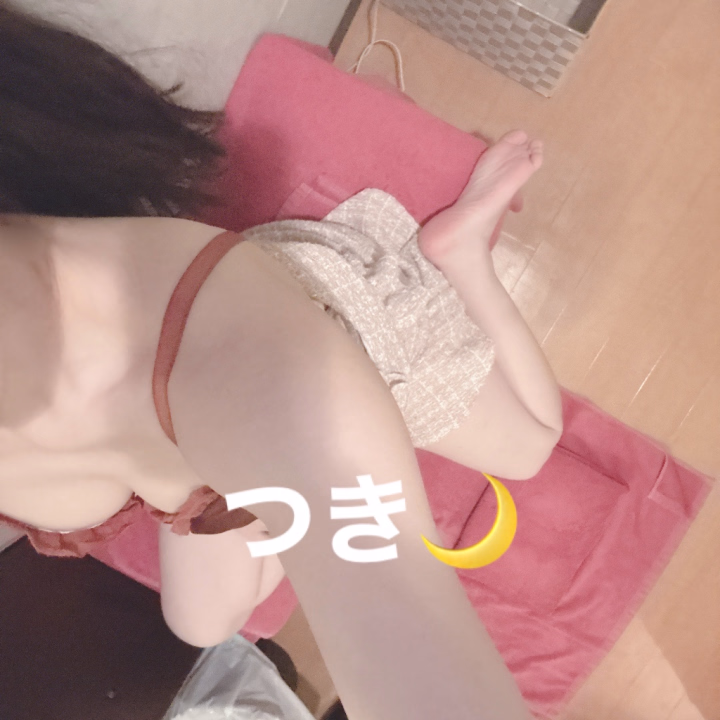 こんばん🌙
なんだか肌寒い？気がする🥹

今日変な時間に
お昼？夜ご飯？兼用を食べたので
この時間にお腹減ってしまった🫠

なので、
メロンパン食べながら書いてます🥰
美味しい🎵

この後24時まで待ってるね！
明日は9時からいるよ🎵

つき🌙