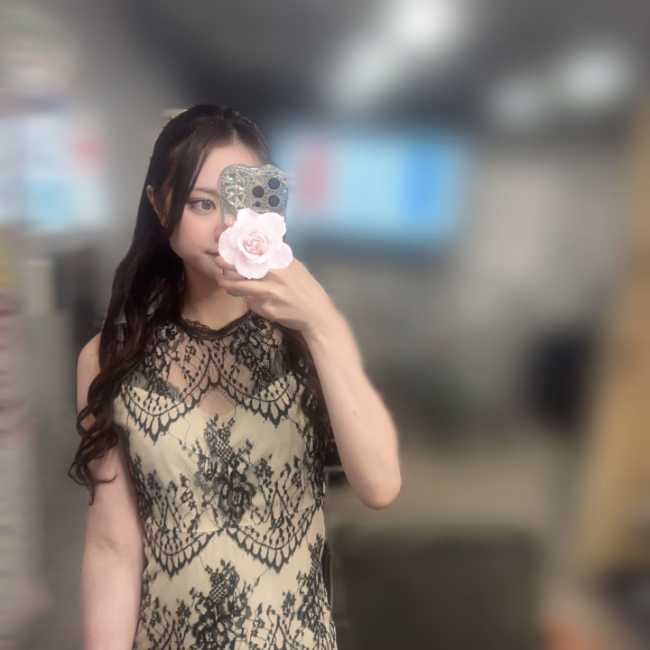 今日はお店に向かう途中、スーツ姿の方たちをたくさん見かけて、心が躍っちゃった😳😳❤️
ビシッとしたスーツって、なんでこんなに惹かれるんやろう…💼  
ネクタイが少し緩んでいると、さらに魅力的に見えちゃう♡

今日は16時から24時までいてます🙋🏻‍♀️
事前予約くれたおにいさんありがとう😘
🈳まだあるのでお誘いください✨  
スーツじゃなくても全然問題なし！（笑）
遊びに来てくれるのを楽しみにしてるね🐶

くろか