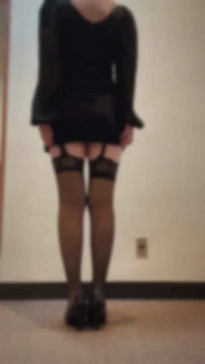 ドレス脱いだんだけど…

なんかいけないことしてる気がして

おしりだけ出しました🍑