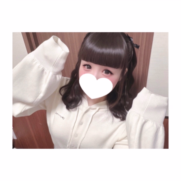 今日もお疲れ様です( ᴗ ̫ ᴗ )🌙
連勤中な､なのはです😊🌼
.
昨日もありがとうございました☺️
嬉しい再会も出会いもいっぱいで､幸せな
日でした♡
.
一年ぶりぐらいのお兄さんが本指名で会い
に来てくださったり､前からヒメチャンネル
を見て気になってくれていて何度も挑戦して
やっと予約取れましたって来てくださった
お兄さんもいて…🥺✨️
.
「会いたかった」って思ってもらえてたんだ
なって､すごく嬉しかったです💗
.
いつもの仲良しさんも､写真で選んでくれた
お兄さんも､本当にありがとう(　 ᵒ̴̶̷᷄ ˡ̼̮ ᵒ̴̶̷᷅ 　)🌼
.
あとね「色気あってセクシーだね」って
言ってもらえて､なのはびっくりしてた(笑)
.
自分では全然そんな風に思ったことなかっ
たから､照れちゃったけど嬉しかったな😌
.
自信なくてつい否定しちゃうけど､内心
とっても喜んでおります🤭︎♡﻿
.
今日はラストまでいます🫶🏻
明日と明後日はイレギュラーで短い出勤
なので､今日たくさん仲良くしてくれたら
嬉しいな🥺︎💕︎
.



なのは🌼