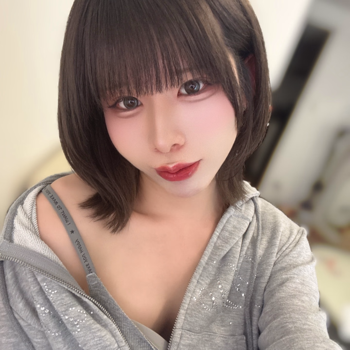 最近はお休みの日に、おうちでまったり映画やドラマを見るのにめちゃくちゃハマっちゃってるの〜っ> ̫ <♩✨

昨日もネトフリの『俺のこと、なんか言ってた？』を一気見しちゃったんだけど、面白すぎて全然手が止まらなかったよーっ！🎬🍿
おにいさまも観たことあるかな……？

インドアでぬくぬく過ごすのも最高だけど、今日はお店で元気に待機中だよっ🗓️💖

メガネ姿のレアなつかさと、お部屋で密着しながら映画のお話したり、二人きりで甘々で濃厚な時間を過ごさない……？🥺💭💕

メガネをかけて知的（？）な見た目だけど、朝から身体の奥がじんわり熱くて、おにいさまを待ってる間もムラムラが止まらないの……っ😏🔥💦

今日は【21時まで】たっぷりお店にいて、しかも【今すぐ〜】すぐにご案内できちゃうよっ⏰✨

今すぐのご予約で、お部屋で首を長くして待ってるねっ🧸💖

つかさ🌙