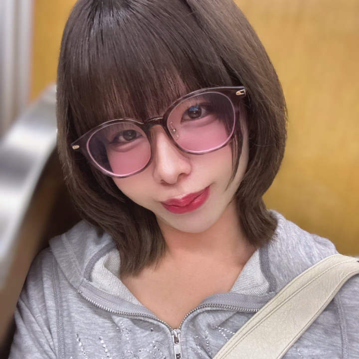 実はね……目の中にちょっと傷ができちゃったらしくて、なんと1週間コンタクト禁止になっちゃいました……🥲💦
というわけで、少しの間だけ【メガネ姿】で出勤することになったよ〜っ👓💖

突然のメガネっ娘つかさ、似合ってるかな……？🥺💭
普段とは違うインテリ（？）清楚な見た目になっちゃったけど、中身は変わらずエッチなつかさのままだよっ♡

お部屋に入ったときはメガネ姿でドキドキさせて、えっちのときは「外して……♡」って甘えちゃったり、外された瞬間に火照ったお顔を見せつけたり……メガネならではの特別なイチャイチャを味わってほしいなっ🙈💭💕

今日は【21時まで】お店にいて、枠もたっぷり空いてるよっ⏰
【13:00〜15:00】と【17:00以降】がすぐにご案内できるチャンスだよ〜っ✨

今すぐのご予約で、お部屋で首を長くして待ってるねっ🧸💖

つかさ🌙