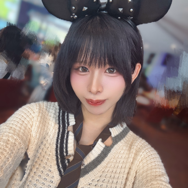 1週間のお休みをいただいて、東京に遊びに行ってきたよ〜っ> ̫ <♩✨
なんと大好きなディズニーランドにも行けちゃいました🏰🐭✨夢の国でいっぱいパワーチャージしてきたよっ!
そして……お休み明けの明日、いよいよお仕事に復帰するよ〜っ⏰
今週は明日から【金・土・日】の3日間、しっかり出勤しちゃうからねっ🗓️💖
お休み明け初日の明日だけど、ありがたいことに早い時間と遅い時間はすでに予約が埋まっちゃってて……💦
【14:30〜19:30の間】ならまだご案内できるから、ここが狙い目だよっ✨
そしてなんといっても、今回は【黒髪になったつかさ】になってから初めてのお仕事……🖤
新鮮でドキドキだけど、黒髪清楚になったつかさに絶対会いに来てほしいなっ🥺💭💕
1週間もおあずけされちゃって寂しかった分、お部屋でたっぷりイチャイチャして、甘々で濃厚な時間を過ごそうねっ😏🔥💦
ひんやり冷やしたお部屋で汗ばむ肌をピッタリ重ね合わせて、久しぶりの再会を思いっきり楽しもっ💋
待ってるねっ💗