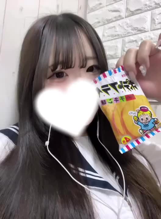 スタイル維持のためにお菓子は
あんまり食べないように
心がけてるんだけど最近これに
どハマりしてます🥺（笑）

中学生のときよく駄菓子屋で
買ってたけどこないだ久しぶりに
コンビニで見つけて買ってみたら
おいしすぎるー🙀🩷

お兄さんは好きな駄菓子ありましたか？🤲🏻
子供の頃よく食べてた駄菓子とか
未だに食べる！ってものあれば
教えてください( ᴗˬᴗ)🤍

さなはヤングドーナツも
好きで今もたまに食べます😋🍩


さな🩵
