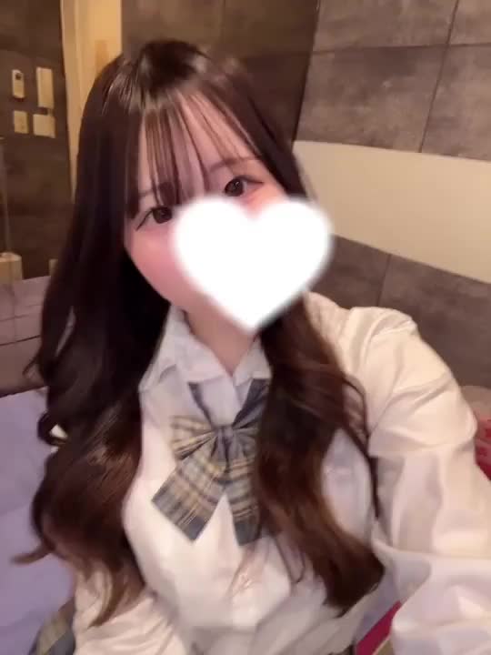 手ブレ激しくてごめんなさい🙀💧


お兄さんは制服だったら
ブレザーかセーラー服
どっちが好きですか？👶🏻💘

さなは中高どっちもブレザーだったから
セーラー服に憧れがあったけど
実際着るとブレザーの方が
好きかな〜なんて🫢♡

でもセーラー服って清楚で純白🤍
みたいなイメージがあるから
そんなセーラー服を着ながら
えっちなことするのは悪いこと
してるみたいで興奮しちゃうね♡///


さな🩵