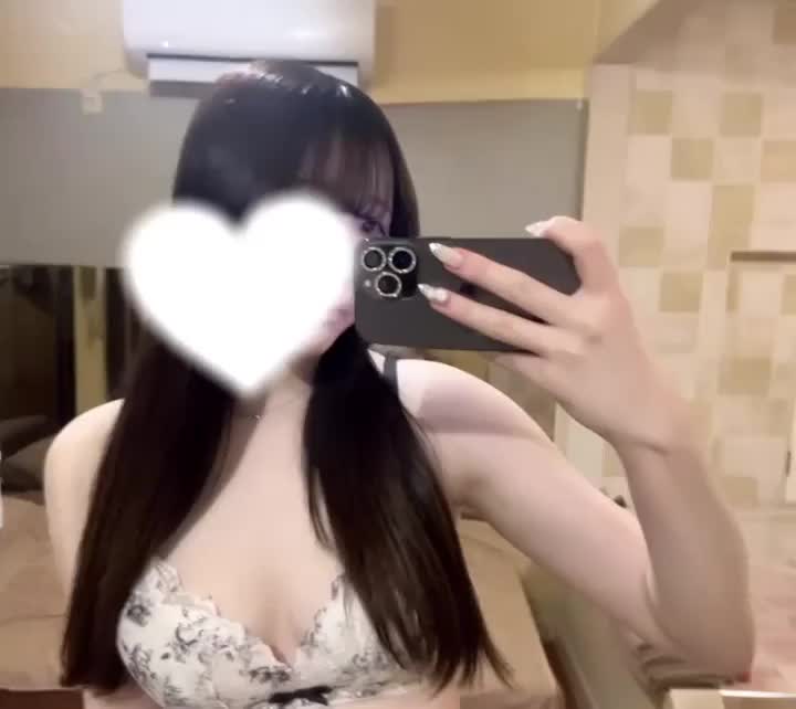 黒髪ロングで色白Gカップ🤍

⬆️これだけで興味そそられませんか？🫢💘

後ろから揉まれたりち〇びいじいじされたり、前から舐められたり…///

お兄さんに責められるの想像するだけで
えっちな気分になっちゃって
おなにーしたくなります🫣💧

でも一緒に気持ちよくなりたいから
我慢するの🥺

はやくさなと一緒に気持ちよくなろ？


さな🩵