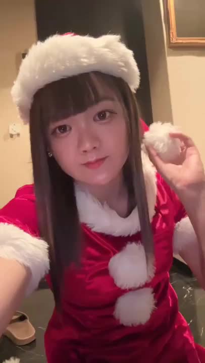 梅田にエッチなサンタさんが舞い降りました🎅💕

人生で初めてのサンタコス、、、

似合ってますか🫣💖 

たまたまをニギニギしながら
ニコニコしちゃった////

エッチなサンタさんにナニを
ニギニギされたいの、、、❓