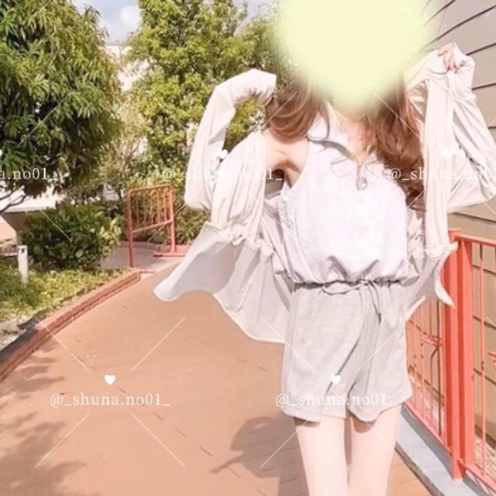 .*·.⟡┈┈┈┈┈┈┈┈┈┈┈⟡.·*.

みんな、勝負下着とか
決めてるのかな？🖤

私ね、赤のレース見るとちょっと
「おっ」てなるけど、  
実際選ぶのはふわっとしたピンク
とか白だったりするの☺

でも今日はちょっと気分変えて、
大人っぽいのにしてみたよ✨  
どんなのか…気になる？🐾