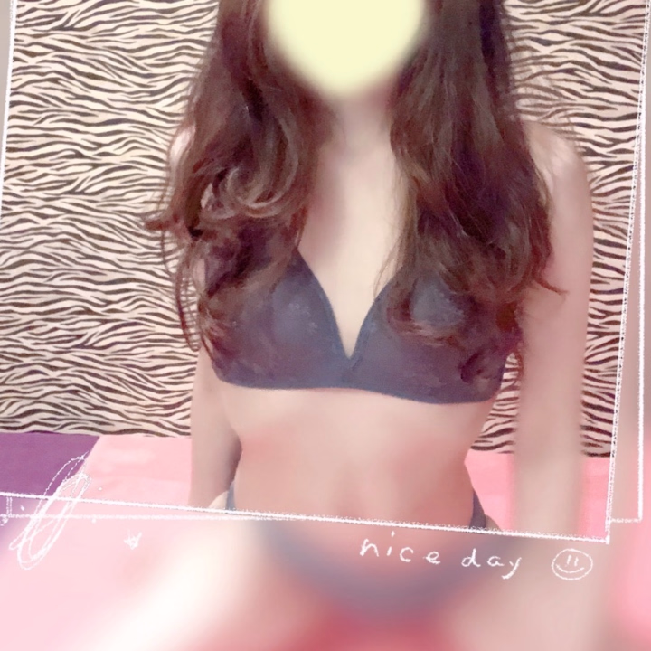 .*·.⟡┈┈┈┈┈┈┈┈┈┈┈⟡.·*.

みんなって、えっちなクイズ
とか得意？  
今日、ちょっと意地悪な
問題考えちゃったの🤭  

例えばね、「濡れるけど、
触るともっと気持ちいいもの
ってなーんだ？」とか…💋  
分かる？  

答えは…直接聞きに来てほしいな。  
しゅなのヒントでドキドキ
させちゃうかも？💕
