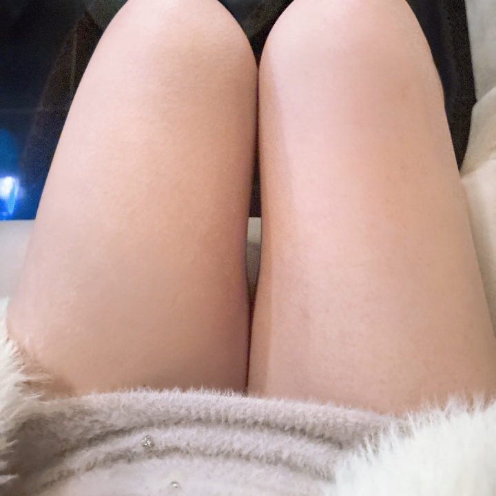 冬でもミニスカ履くマンです🤍❄️

私服だとほんとにミニスカばっかり🫣

チラッとしたくなりますよね、、///

お肌真っ白スベスベだからたくさん触って欲しい🙌