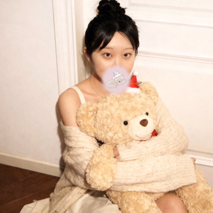 いつもとは違う雰囲気🧸

みなさんは前髪有り派ですか？無し派ですか？

最近は前髪無しにハマってます🍂




おっきいぬいぐるみってぎゅーっとしたくなりますよね🎀

ちなみにまいねはぬいぐるみないと寝れないタイプです😂

密着だいすきすぎる、、