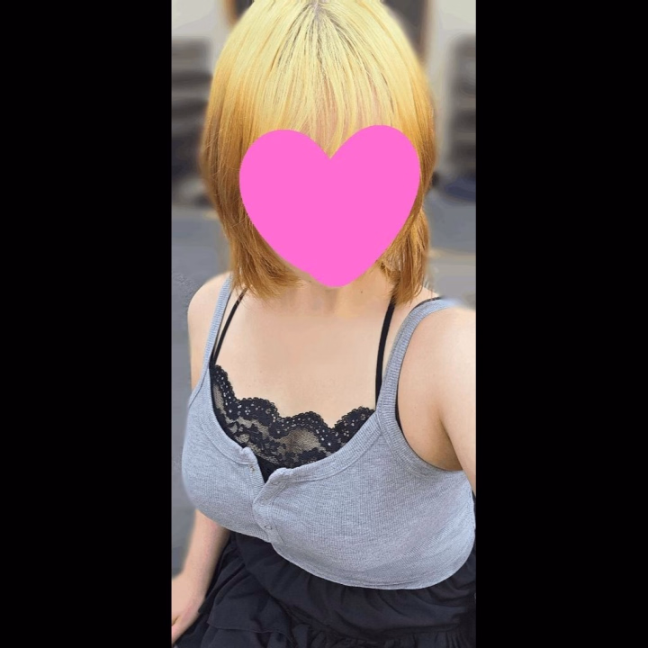 金髪にしてみちゃった～～～😂

なんとなく美容室で
「う～ん、金髪にしてみちゃおっかな♪」
という気分になり
勢いで染めちゃったよ～😂笑

似合ってるって言ってほしい！
けど顔を晒す勇気は…無い！笑


予約はこちらから