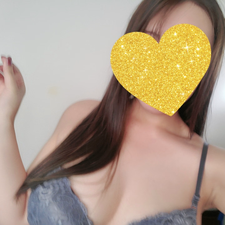 本日出勤です！✨昨日とうって変わって天気が晴れてくれたおかげで気持ちも晴れやかですね☀️

ヒメチャン開設したのをきっかけに、早速夜ご予約くださった方が居て嬉しい限りです💕はじめてお会いする方とはすこし緊張しますが、楽しい時間を過ごせたらいいな🎶

まだ空きもありますのでご連絡お待ちしてますね！