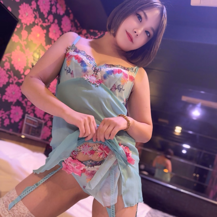 今更ながらの自己紹介します😘

やっほーりりすです🐿️

身長148センチのミニマムちゃん♪

性格は天真爛漫、笑顔いっぱい
社交的な性格かと思います✨

えっちなことは
好きすぎて🫶❤️
キス、ふぇら、イチャイチャするのが
大好きなドMちゃんです☺️✨

エッチなことになると
一気に雰囲気が
どエロくなっちゃうらしい///♡

高確率で中◯キします🔞

チャームポイントは
ぷりぷりなおしり🍑
ハリがあるのに
むちむちムニムニしてるので
ずっと触ってられる方も笑笑

趣味は旅行✈️
海大好きなので
スキューバダイビング🤿の
ライセンスも持ってます🏖️
どこにでもリュック一つで
1人で行けちゃう女です👩

私も貴方も一緒にエロく楽しくを
モットーにしてます😘❤️

貴方との出会いを
楽しみにしてます😌

りりす