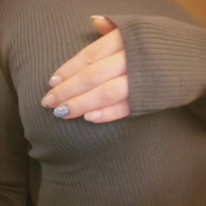おはようございます☺️ リロード明け&お店イベントです✨ あ、昨日ネイルメンテナンス行ってきました🎵 ネイルするようになって何年も経つけど、初めてツイードネイルしました🎵 それでは今日もゆるーくふぁいと👍️