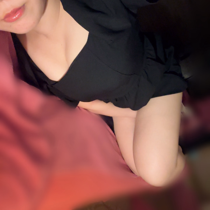 🕊️好評で嬉しい！🕊️


こんばんは！なずなです☺️💓


合間投稿です！


なずな髪切ってから何回か出勤


したんだけど、お兄様方から


似合ってるよーって言ってもらえること
が多くて、、、とっても嬉しいなぁ🥳💗


なずなも軽くなったし


ムレムレ感がないからすっごくお気に入りなの！！


まだ見てないお兄様にも沢山アピールさせてね😚✨


本日は24時までお待ちしてます🎀


一緒にいちゃいちゃしましょだよ〜🌟


🕊️なずなより🕊️