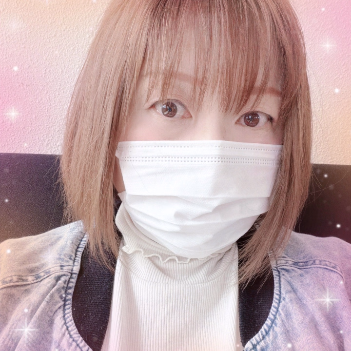 おはようございます^_^

口内炎ができてしまって、昨日歯医者に行ってきました^_^

ビタミン不足と、寝不足が原因ですと言われちゃいました😭

ビタミン注入しないとな（笑）

お兄様方も、睡眠不足にはご注意を♡