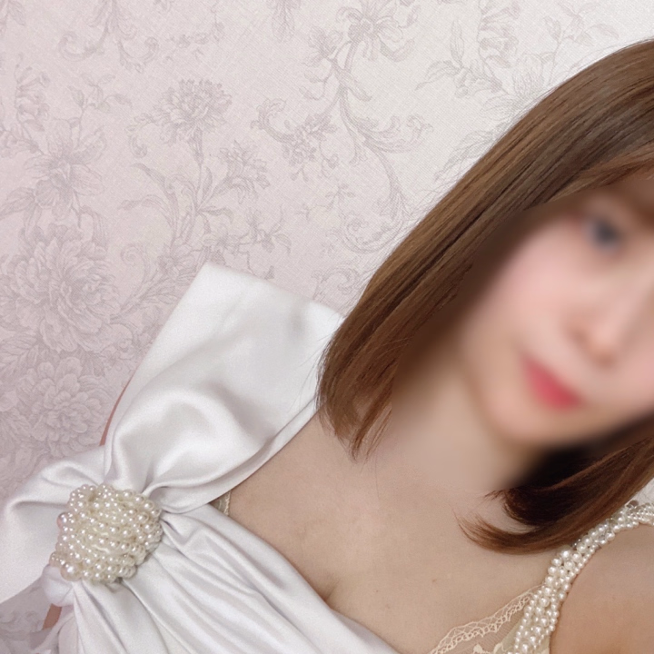 こんにちは！
本日23:00まで出勤してます🌼

スタートから予約してくれたお兄さん、また出張で来てくれて嬉しい🥰
ありがとう(∩´∀`∩)💕

このドレス花嫁さんみたいで可愛い〜〜👰