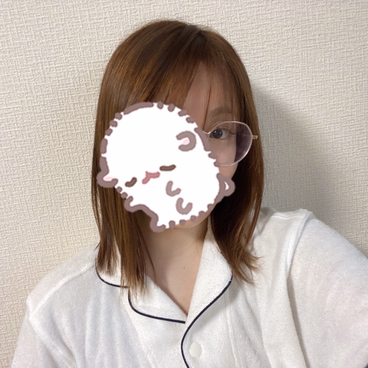 おはよう＆こんにちは🌼

嬉しいことに、メガネ可愛いって言ってくれるお兄さんが多いので今回も💕(▭-▭)

雨ですね〜☔ 
洗濯物干したかったから少し残念(´・ω・｀)
除湿除湿！

最近暑いので、無印のタオル生地のパジャマを着て寝てるんですが、すっっごい快適✨
汗を吸ってくれてめちゃくちゃオススメです！！