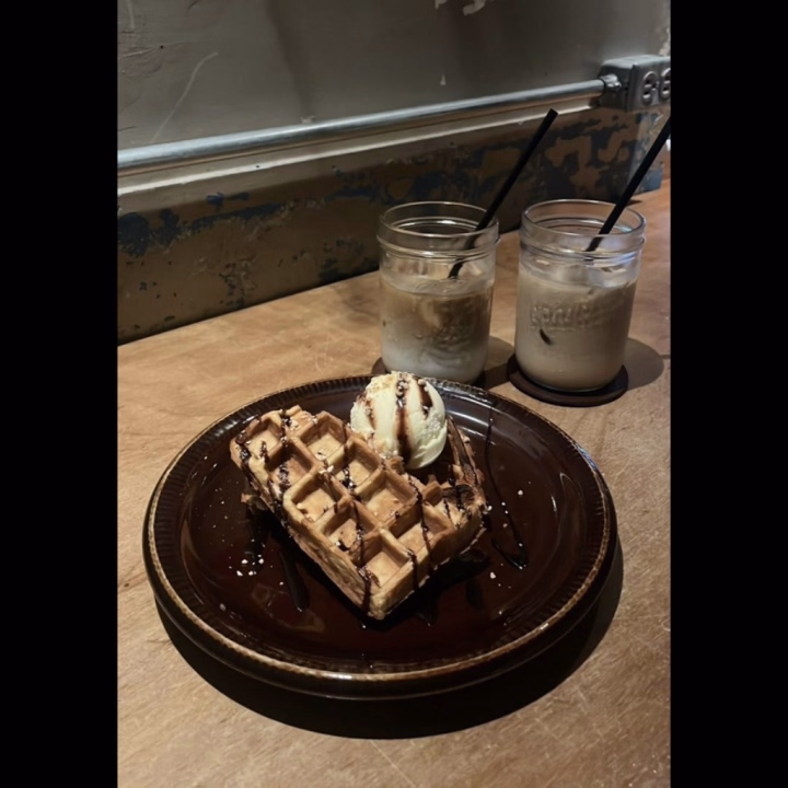 こんにちは おとです🎶

最近夜カフェにハマってます☕*°
ここのワッフルめちゃウマでした⸜❤︎⸝‍

本日は15:00~22:00まで出勤してます✨️

優しいお兄様方からのご予約・お誘いお待ちしてます🤍

おとに会いに来てねー🎀