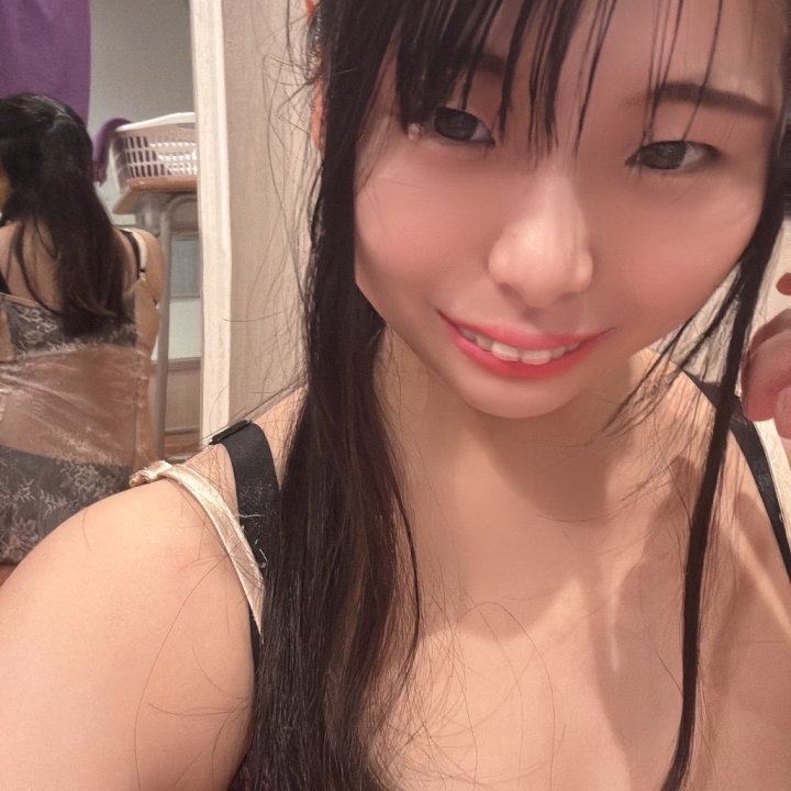 お店来て半年くらい経つけど 髪伸びたな〜って鏡見て思った(´-`)oＯ

前は肩に触れるくらいだったのに 今は胸の下くらいまで伸びました〜💆🏻‍♀️

髪切りたいな〜って思いながら 伸ばしたい気持ちもあるから 悩み中…🤔💭