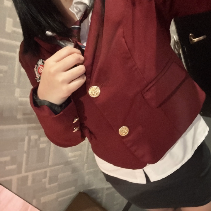 おはようございます🌷

今日は9時から17時までです👀‼️

新しい制服着させてもらったぁ🙌
ブレザーになるのかな？
色味可愛くてお気に入り！！