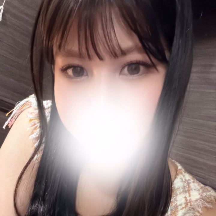 髪染めました！暗くなった！！

なんか暗くしたらイメージ変わりすぎて、メイクも服も似合わなくなった気がする😂

まぁでもわたし色落ちするの早いから
きっとすぐ明るくなると信じてまつ😌

早く色抜けろー！！笑笑