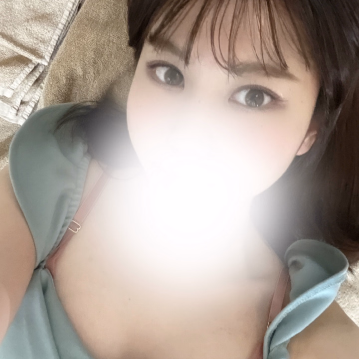 おはよー
今日は台風だねぇ🌀

って言ってもそこまで強くはなさそう？？
なんだかんだいつも来る来るいって来ないもんねぇ

でも出勤する時強い風に吹かれて髪の毛ボサボサになっちゃった😂

みんなも吹き飛ばされたり、転んだりしないように気をつけてねぇ👍

天気悪いけど今日会いに来てくれるみんなありがと！！
気をつけて来てね💕