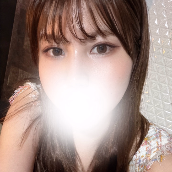 雨降ってきたねー😭

なんか今日は日曜日の感覚がなくて全然平日の気分で出勤してた😂

みんな明日の出勤時間も雨っぽいから気をつけてねぇ、

わたしは今日出勤してすぐ顔面にシャワー浴びちゃって前髪も崩れました💦

そのぐちゃぐちゃショット📷
まぁそーゆー時もあるよねぇ😌
そんな時でもカルアは元気なのです💪

ラストまで出勤してるからよかったら会いにきてねー！！