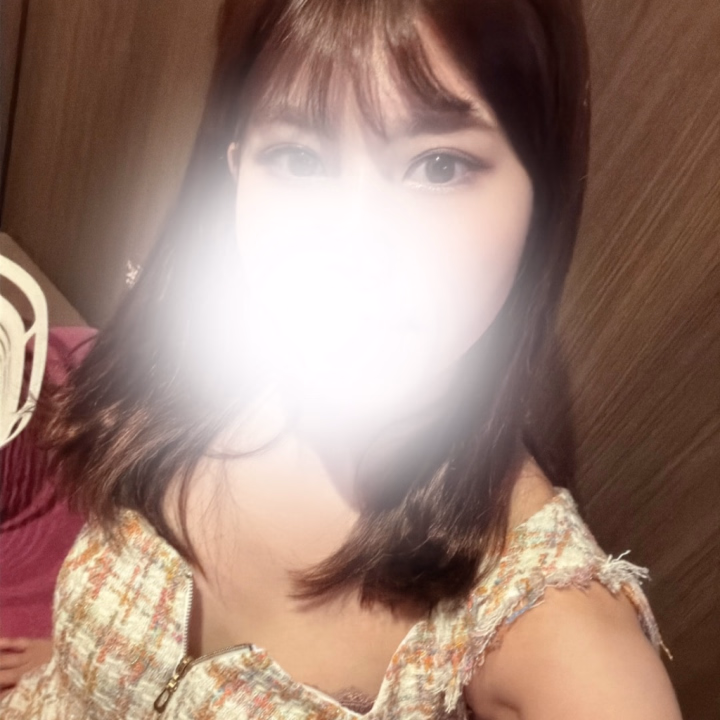 おはよううう
梅雨入りしてしばらく寒かったけど、最近またちょっと暑いね🫠

夏服ちょっとずついろいろ買ってるんだけどまだちょっと寒さを恐れて着れてない服がたくさん👗

みんなはカルアがどんな私服着てるの想像するのかなー🤭

てか新しいドレスもほしいな💭