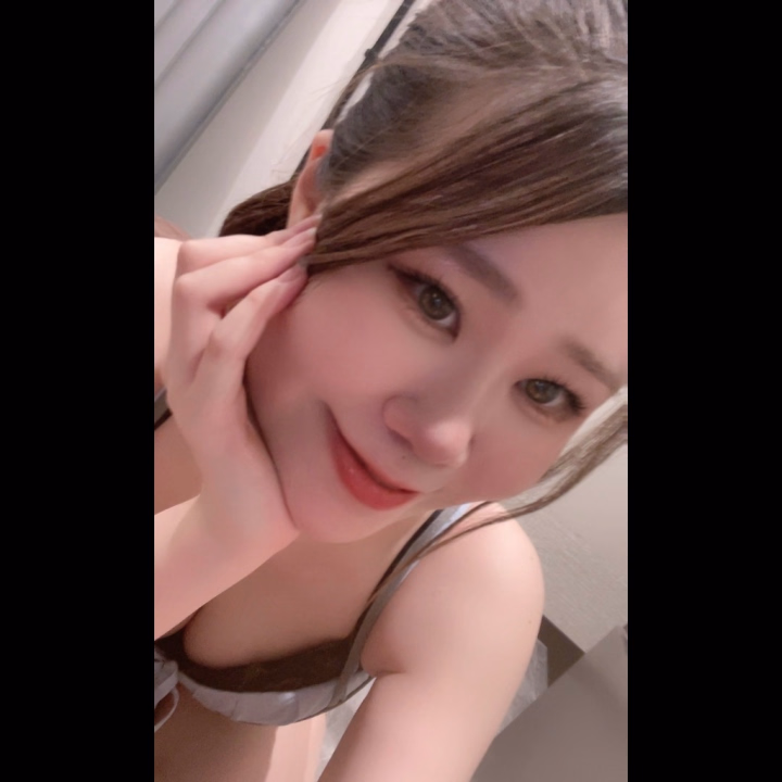 こんばんは〜🌙

よよです🐱

本日もありがとうございましたっ！♡♡
はじめましての方が多くて大変嬉しい！

沢山褒めて貰えた1日でした🥰

明日はオープンからラストまで出勤ですよ！
いつものお兄様も、初めてで気になるーってお兄様も遊びに来てくれると嬉しいです✨

🐱よよ🐱