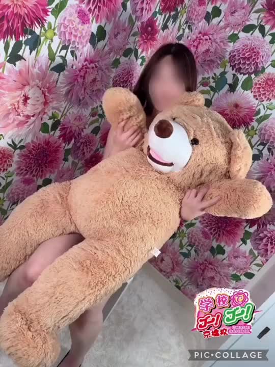 こんにちは、しおりです🍒

今日は2月14日、バレンタインデーですね🍫  
甘いチョコレートよりも、もっと甘〜い時間を一緒に過ごしませんか？🧁🍩

実は、今日はあの有名なYouTuber、はじめしゃちょーの誕生日でもあるんですよ🍰  
お兄様はYouTubeをよく見ますか？しおりは癒し系の動画を観るのが大好きで、つい微笑んでしまうんです😆  
そんな風に、お兄様と一緒に楽しい時間を過ごせたら嬉しいなぁ💕  

特別な日だから、今日はいつもよりちょっぴり大胆に…😉💋  
お兄様のご来店を心からお待ちしていますね💘  
感謝祭を楽しんでくださいね