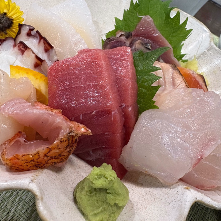 豆腐料理一丁
お豆腐ももちろん食べました😏

ざる豆腐　ミニ

大豆の甘さ〜！！
お醤油はちょっとだけがオススメ🤏

お刺身5点盛りの
サーモン炙り
カツオ
すっごい好きです🥰

美味しいグルメ紹介でした🍚ᴗ̀ ̫ᴗ́ ͈