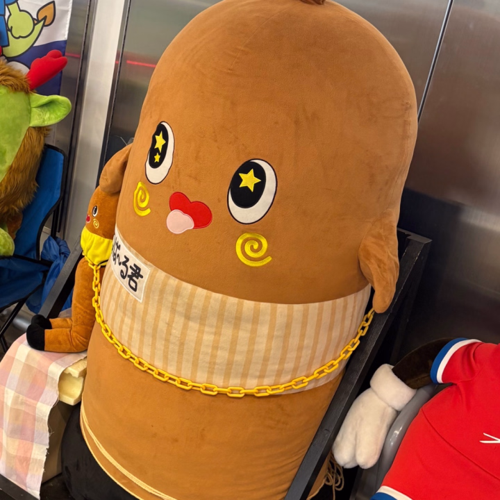 初茨城空港で出会ってしまった✈️
………可愛い🫶

なんのモチーフだろうと思ったら、
納豆のキャラクターなんだね🤣

納豆チーズドッグ🧀
食べちゃおうか悩む〜💭

明日から博多ドリームです꒰ᐡ˶ᐡ ˙̫ ᐡ˵ᐡ꒱♡
Mなひつじちゃんと、イイ思い出つくろ？