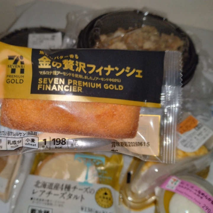 昨日の夕飯だよ😎心の栄養🧠コンビニのおやつ大好き。でもショーケースのケーキはもっとすきだよ。ケーキの箱がウキウキする、あと箱から漏れる甘い匂いもいいよね