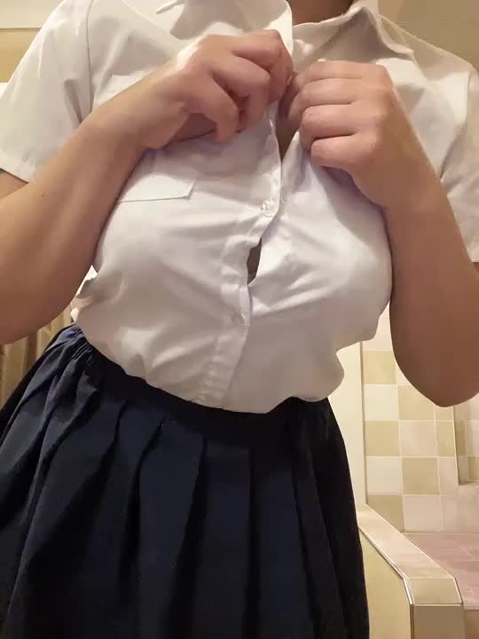 キツくて苦しいから脱がせてくれる？♡♡