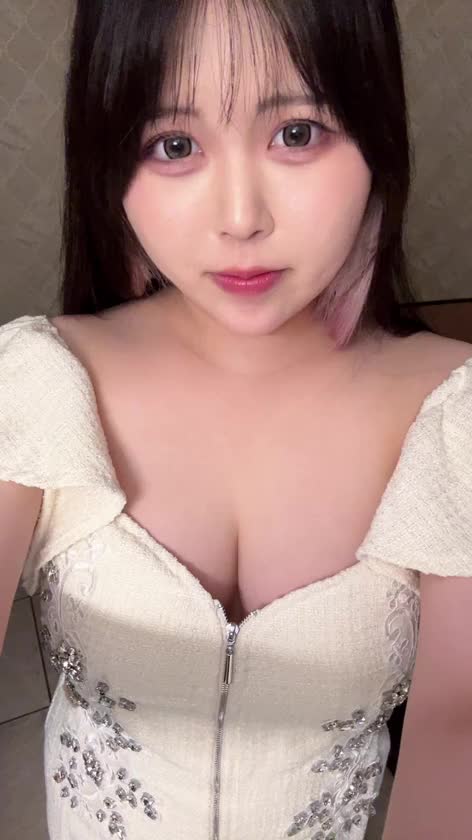 みてみてー！👀✨
にゅーどれす👗🩵
めちゃめちゃ可愛くないですかー？！😻

最近暑くなってきたからね☀️
すぐ脱げちゃうドレスにしてみたよ🙈︎💗
動画見たお兄さん、りおんを脱がしに来て😽🩵


りおん🩵