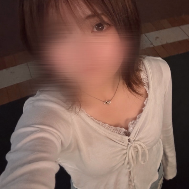 らきです！今から出勤です🎶

今日もたくさん予約ありがとうございます☺️💗

予約してくれたお兄様方、お待ちしてます！！

今日の大学すごい疲れたからたくさん癒してください🥺

(写真は前遊びに行った時の自撮り🤳)