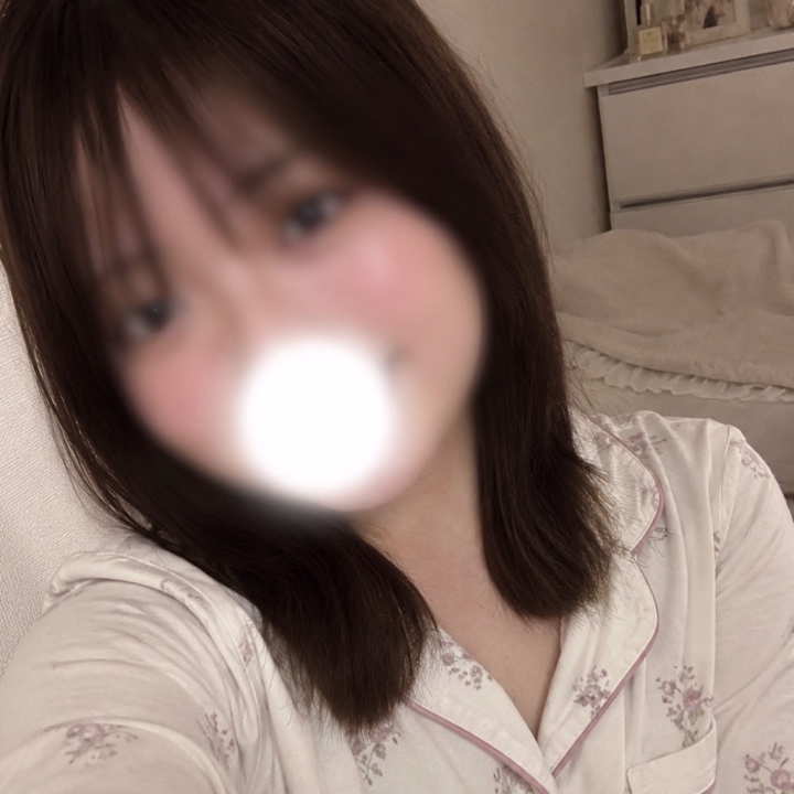 こんばんは！らきです‪🥱･°‬

ねむいです！大学の授業が一旦落ち着いたから今日はたくさん寝れる〜！💤

今後の出勤予定は
─────────
6/4(木) 15-24時
6/9(火) 16-24時
6/11(木) 18-24時
─────────
です！！
たくさんの方にお会いしてみたいな〜！どんな方でも本当に大歓迎です！会いに来てね(*^^*)

今日はお家でパジャマ姿をパシャリ📸
髪伸びたな〜！！みなさんはどの長さが好きだろう、、？