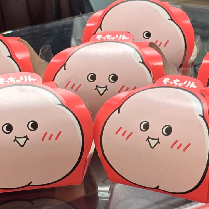 待機中におねいさん達ともっちゅりん食べました！
きなことみたらしを食べたよ！きなこの方がねおは好きだった！
いちご食べれてないから食べたい、、！