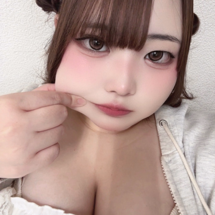 ねおのこのほっぺた誰かむにむにしに来て？お胸も触ってくれると嬉しいな