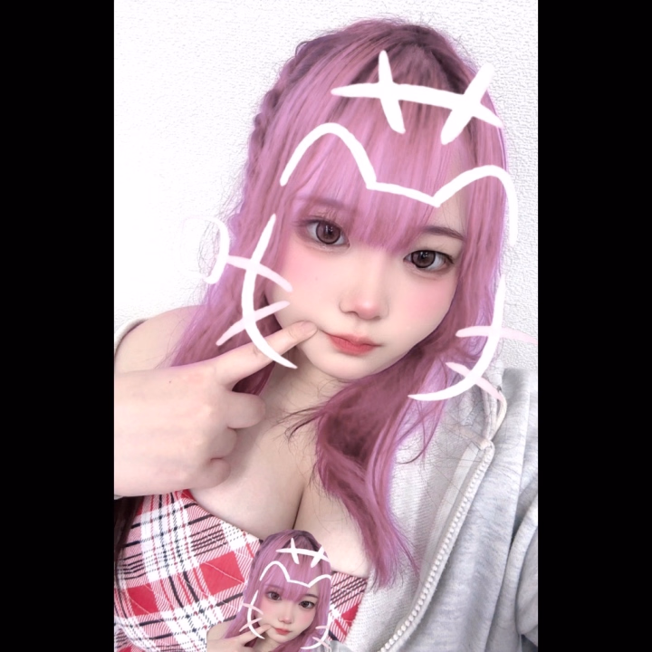 ねおです。
Tiktokのエフェクトでピンク髪してみたから載せてみる🎀💕💓💗