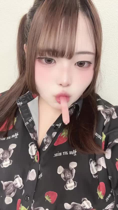 小腹がすいたって言ったらスタッフさんが餌付けしてくれた！
みんなからの餌付けも待ってるね！💕︎💕︎