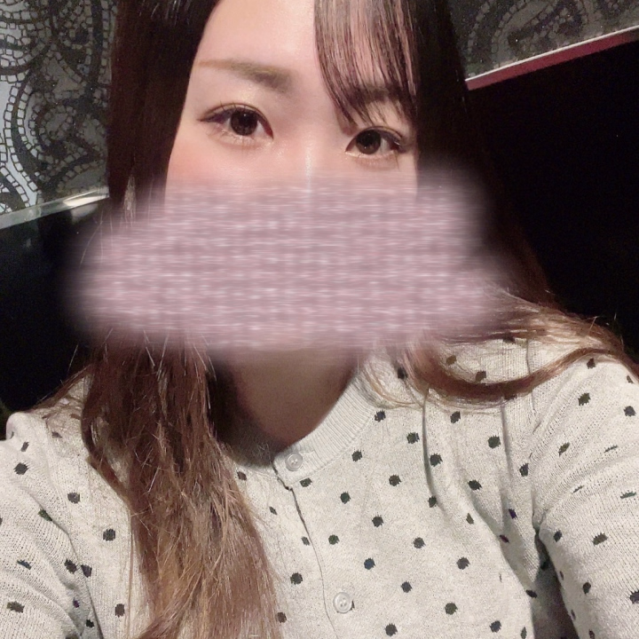 こんにちは🌞今日はお休みです( .ˬ.)"


明日は台風で🌀まったりになりそうな予感……来店されるお兄さんは足元お気をつけてね😖💧

私は撮影あるから出勤するよ！
事前予約お待ちしてるね( 📞¨̮ )♥