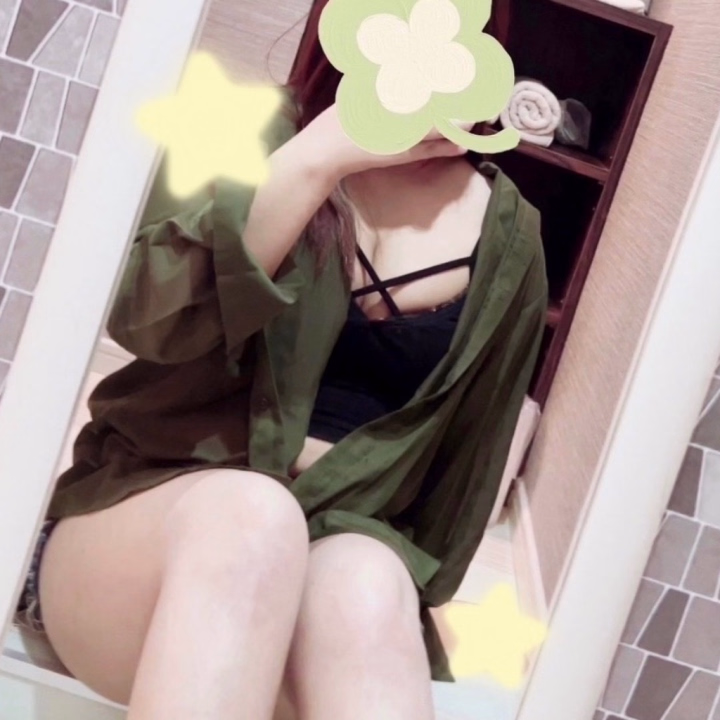 こんばんは🌙りまです🐣🩷

今日も1日お疲れ様でした🎀

最近ほんとに毎日暑すぎるね〜😭💦

こまめに水分補給しながら、
みんなで暑い夏乗り越えようね( ߹꒳߹ )🩷

今週の出勤のお知らせ-`📢⋆

‪✿日曜日 7時〜21時で出勤します‪‪.ᐟ.ᐟ

多分今月は、
この日がラスト出勤になりそうです🥲

しばらくお兄様に会えなくなっちゃうと
思うと寂しいので、
日曜日は沢山のお兄様に会えたら
嬉しいな（ ;  ; ）🩷

お兄様をいーっぱいチャージして
幸せな時間一緒に過ごしたいなぁ😿🩷

会いに来てよかったって思って貰える
ようにりまも沢山癒しを届けるね😼✨

日曜日、お兄様に会えるのを楽しみに
待ってます૮ .  ̫ . ა♡

りま💕